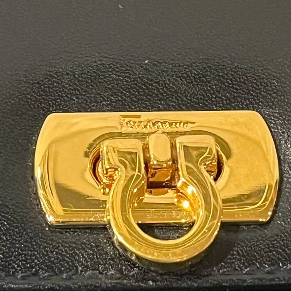 EUC Salvatore Ferragamo Tri-Fold Gancini Clasp Wallet w/ Kisslock